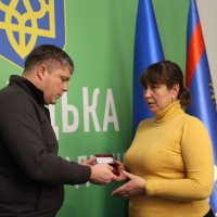 Заступник Начальника ОВА Олександр Піщик вручає державні нагороди членам родин загиблих героїв