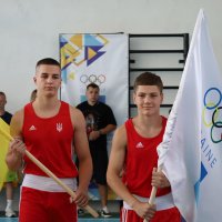 Два боксери з прапорами України та НОК України