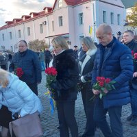 Вшанування загиблих Героїв у Вінниці: хвилина мовчання і покладання квітів до пам'ятного знаку.