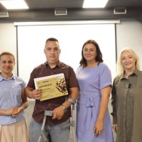 Міністерка у справах ветеранів України Наталія Калмикова та перша заступниця начальника Вінницької ОВА Наталя Заболотна під час вручення сертифікатів на придбання житла учасникам бойових дій та родинам загиблих Героїв
