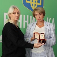 Перша заступниця Начальника ОВА Наталя Заболотна та жінка під час вручення посмертних нагород