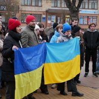 Люди з прапорами України на вулиці