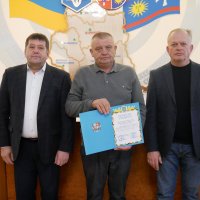 заступник Начальника ОВА Сергій Здітовецький, перший заступник голови обласної Ради Володимир Кістіон та учасник заходу під час нагородження