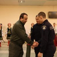 Начальник ОВА Сергій Борзов вручає подарунок курсанту ХНУВС