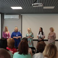 Перша заступниця начальника ОВА Наталя Заболотна, заступники начальника ОВА Олександр Піщик, Андрій Кавунець, регіональна координаторка Всеукраїнської програми ментального здоров'я "Ти як?" у Вінницькій області Олена Бессараба та учасники заходу