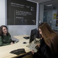 Працівниця центру та дівчина під час консультації