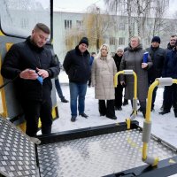 Перша заступниця Начальника ОВА Наталя Заболотна та учасники зустрічі під час передачі автобусів