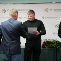 Заступник Начальника ОВА Олександр Піщик під час вручення відзнаки енергетику