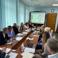 Учасники зустрічі сидять за столом