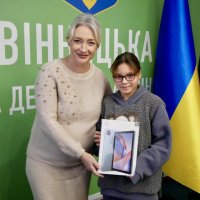 Перша заступниця Начальника ОВА Наталя Заболотна та дівчинка, яка отримала планшет