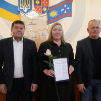 заступник Начальника ОВА Сергій Здітовецький, перший заступник голови обласної Ради Володимир Кістіон та учасниця заходу під час нагородження