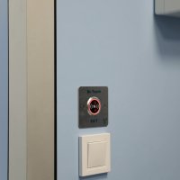 Кнопка для відкриття дверей в операційну та перемикач світла