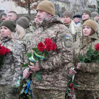 Військові з квітами в руках під час вшанування пам’яті загиблих Героїв, яке відбулося на площі Тараса Шевченка