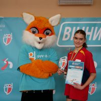 капітан команди Вінницького ліцею №35, 15-річна Софія Білокурська та спортивний талісман змагань лис