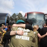 Рідні зустрічають звільнених з полону захисників