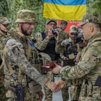 Головнокомандувач ЗСУ Олександр Сирський вручає медаль захиснику