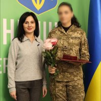 Народна депутатка України Ірина Борзова та учасниця заходу, яка отримала нагороду