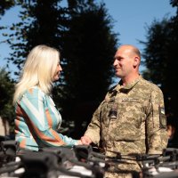 Перша заступниця начальника ОВА Наталя Заболотна та військовий