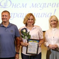 Народні депутати України Ірина Борзова та Анатолій Драбовський нагородили кращих медичних працівників Вінниччини грамотами Верховної Ради України.