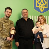 Начальник ОВА Сергій Борзов, військовий Єгор Болховітін, дружина та донечка захисника
