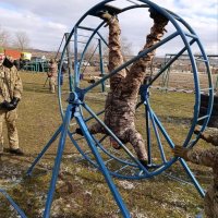 Хлопець виконує завдання з фізичної підготовки під час військово-патріотичного турніру «Патріотичний вогонь»