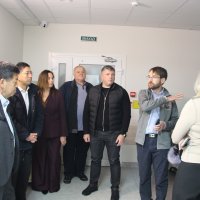 заступник начальника ОВА Олександр Піщик та учасники зустрічі оглядають лікарню