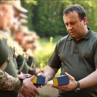 Начальник ОВА Сергій Борзов вручає годинники військовим