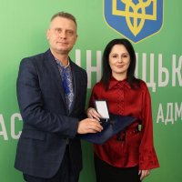 Народна депутатка України Ірина Борзова та директор Департаменту міжнародного співробітництва та регіонального розвитку ОВА Ігор Цехановський під час вручення відзнаки Верховної Ради України