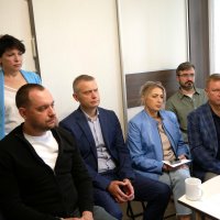 Директорка Департаменту охорони здоров'я та реабілітації ОВА Ольга Задорожна, директор Департаменту міжнародного співробітництва та регіонального розвитку Ігор Цехановський та учасники зустрічі