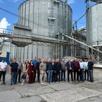 Спільне фото учасників засідання на території підприємства