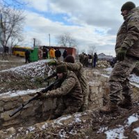 Учасники виконують завдання з стрілецької підготовки під час військово-патріотичного турніру «Патріотичний вогонь»