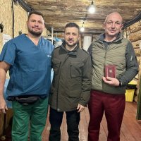 Президент України Володимир Зеленський та хірурги Вінницької обласної дитячої клінічної лікарні