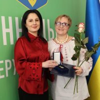 Народна депутатка України Ірина Борзова та фахівчиня, що отримала відзнаку Верховної Ради України