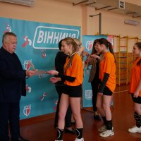 Директор Департаменту гуманітарної політики ОВА Володимир Буняк та волейбольна команда