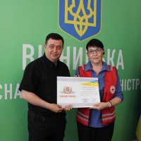 Заступник начальника ОВА Андрій Кавунець та учасниця заходу