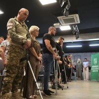хвилина мовчання під час вручення сертифікатів на придбання житла учасникам бойових дій та родинам загиблих Героїв