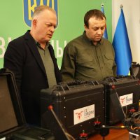Начальник ОВА Сергій Борзов та його заступник Сергій Здітовецький оглядають обладнання