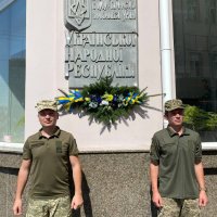 учасники покладання біля меморіальної дошки І-му Уряду УНР