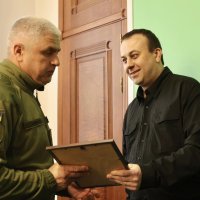 Начальник ОВА Сергій Борзов вручає Почесну грамоту представнику ВСП