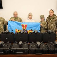 Перша заступниця Начальника ОВА Наталя Заболотна та військові під час передачі обладнання