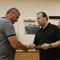 Начальник ОВА Сергій Борзов вручає відзнаку