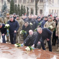 заступник Начальника ОВА Сергій Здітовецький та учасники заходу кладуть квіти до скульптурної композиції «Дерево Свободи»