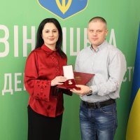 Народна депутатка України Ірина Борзова та чоловік, що отримав відзнаку Верховної Ради України