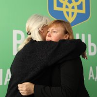 Перша заступниця Начальника ОВА Наталя Заболотна та жінка під час вручення посмертних нагород