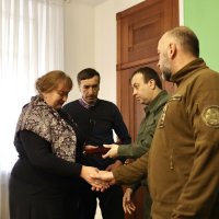Начальник ОВА Сергій Борзов вручає почесну нагороду родині загиблого військовослужбовця