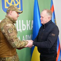 Заступник Начальника ОВА Сергій Здітовецький та ветеран війни Віталій Верес