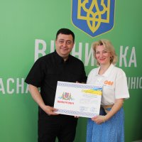 Заступник начальника ОВА Андрій Кавунець та учасниця заходу