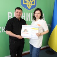 Заступник начальника ОВА Андрій Кавунець та учасниця заходу