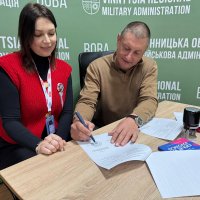 Директор Департаменту ветеранської політики Андрій Грачов з представником “Благодійний фонд “Право на захист” підписують Меморандум про співпрацю