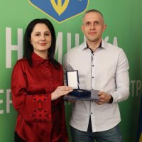 Народна депутатка України Ірина Борзова та чоловік, що отримав відзнаку Верховної Ради України